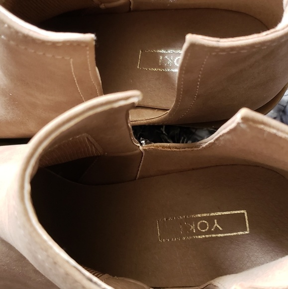 NWOT YOKI Vegan Booties - 9 - Picture 2 of 3
